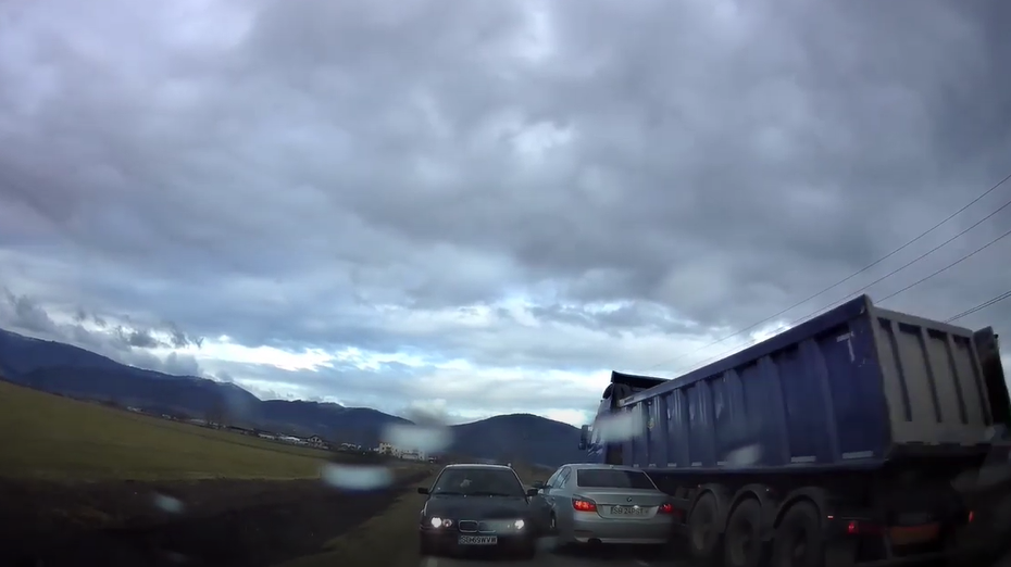 Imagini șocante filmate cu camera de bord. Un șofer din Sibiu forțează o depășire și pune în pericol pasagerii din două mașini