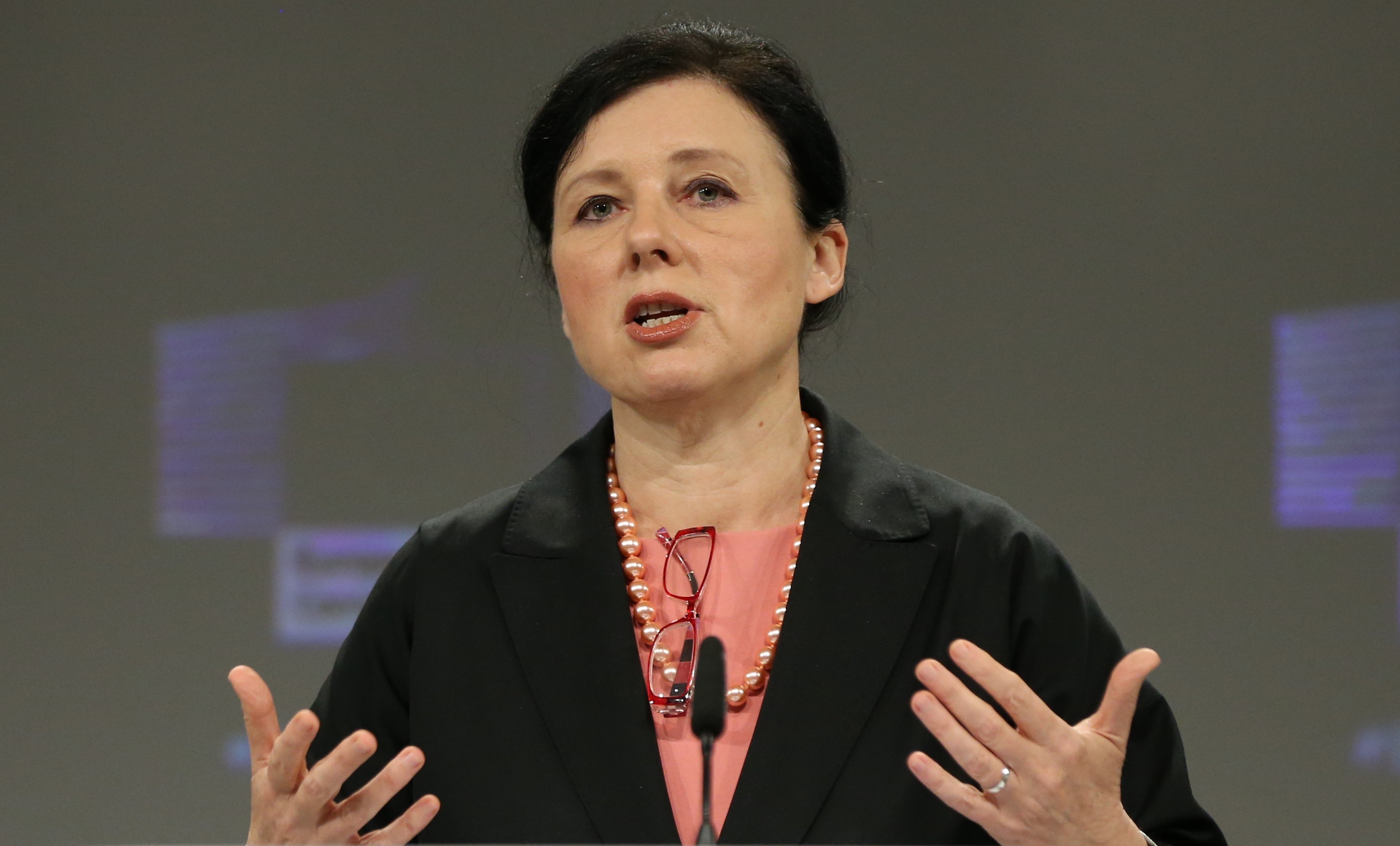 Vera Jourova atenţionează asupra evoluţiei îngrijorătoare a libertății presei din Ungaria, Polonia şi Slovenia