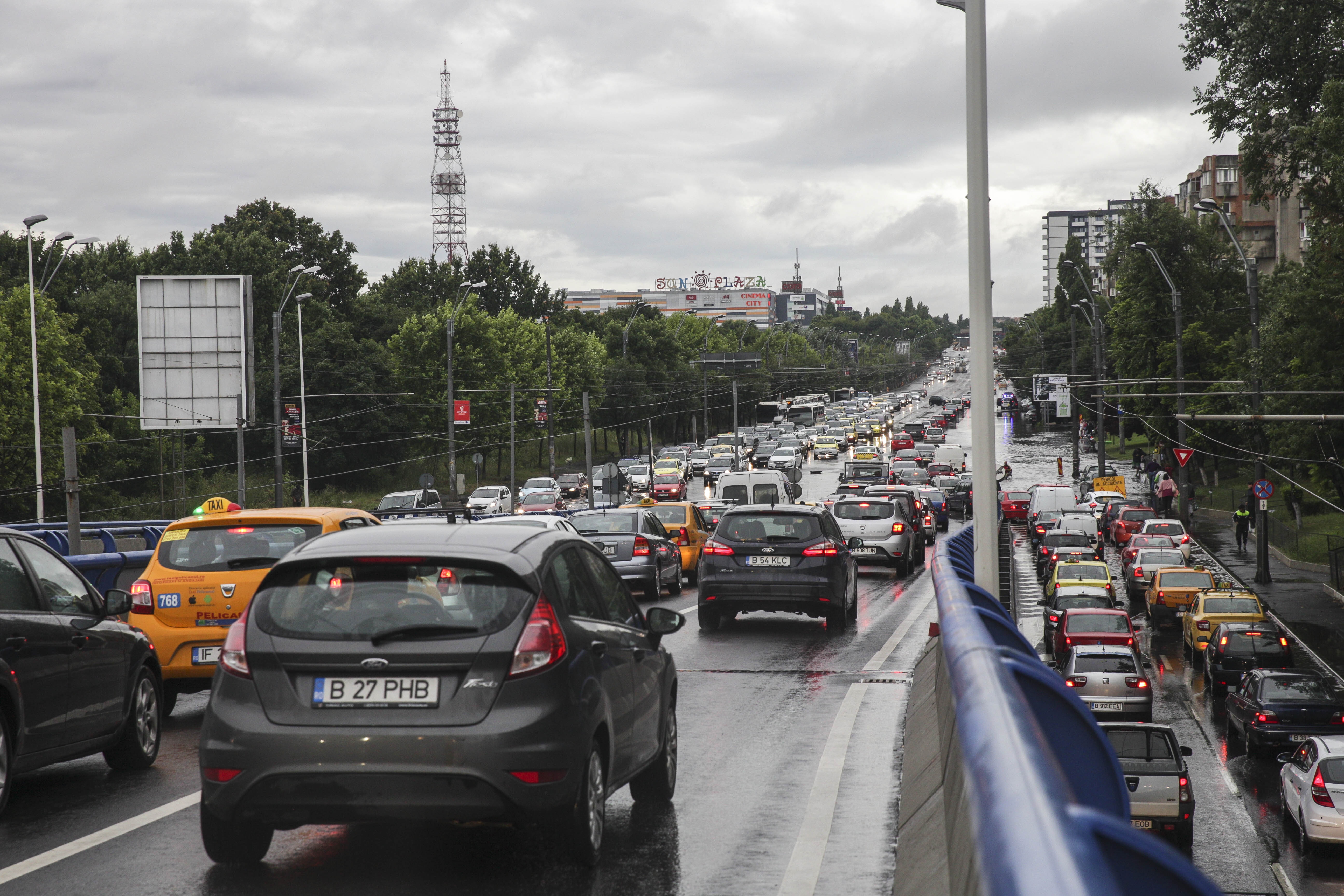 Nouă state membre UE cer stabilirea unei date pentru interzicerea vânzărilor de autoturisme pe benzină şi motorină