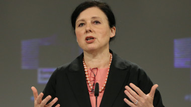 Vera Jourova face declarații într-o conferință de presă.