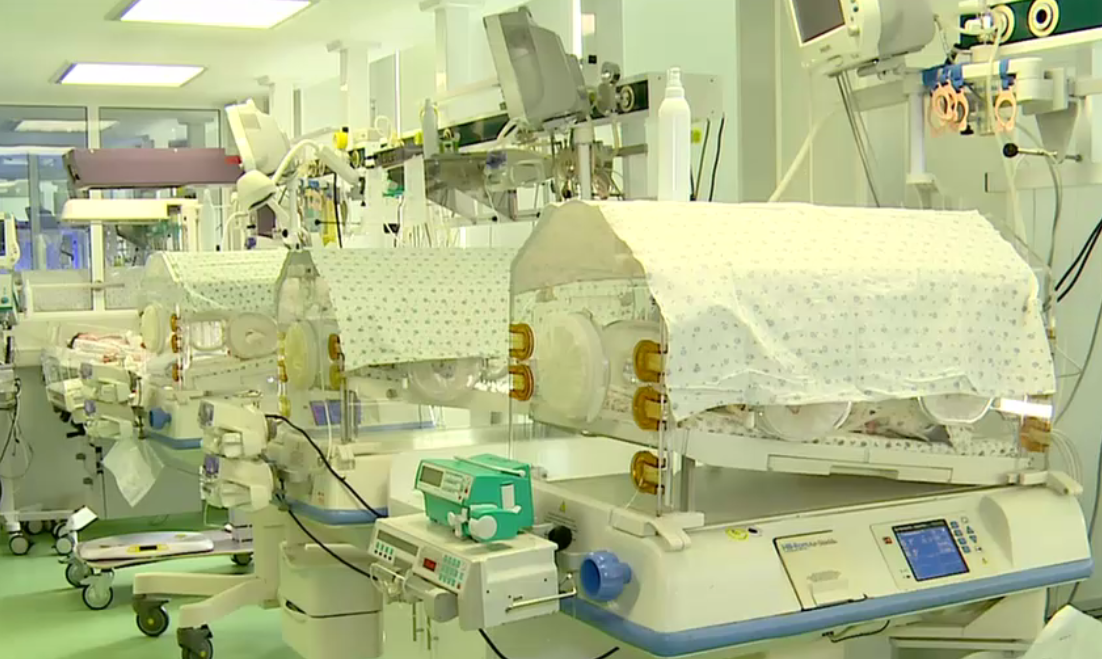 Cvadrupleți sănătoși, născuți de o femeie cu COVID-19. Ce spune medicul despre acest caz