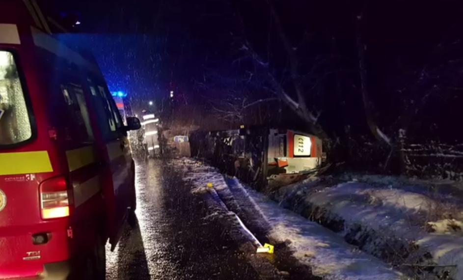 VIDEO. O ambulanţă care transporta o gravidă de 16 ani s-a răsturnat pe DN71. Tânăra și un asistent medical au fost răniți