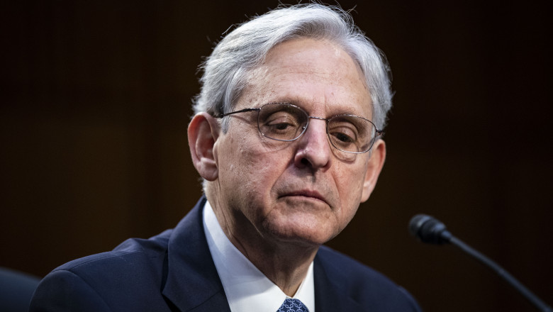 merrick garland asculta opiniile senatorilor in timpul audierii sale