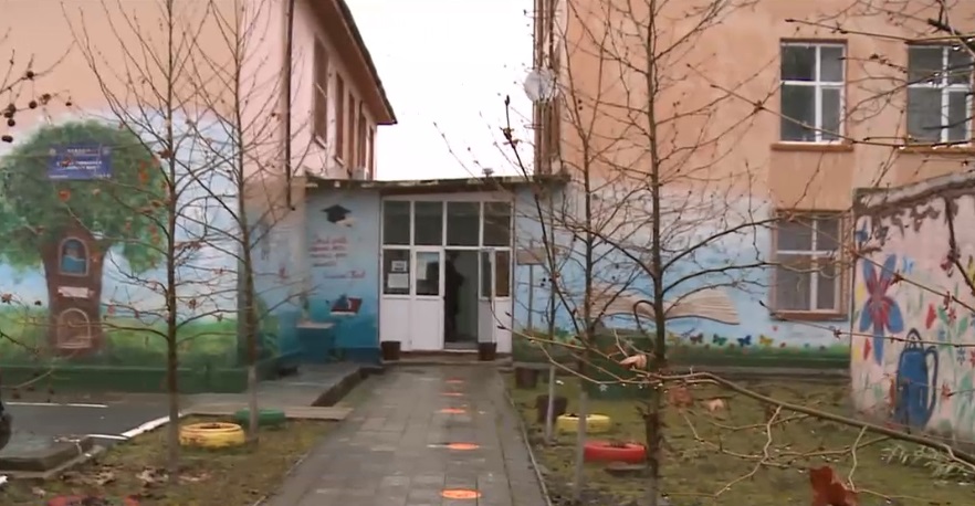 Doi elevi minori au avut relații intime în toaleta școlii. Directorul este acuzat că știa, dar că ar fi încercat să mușamalizeze cazul