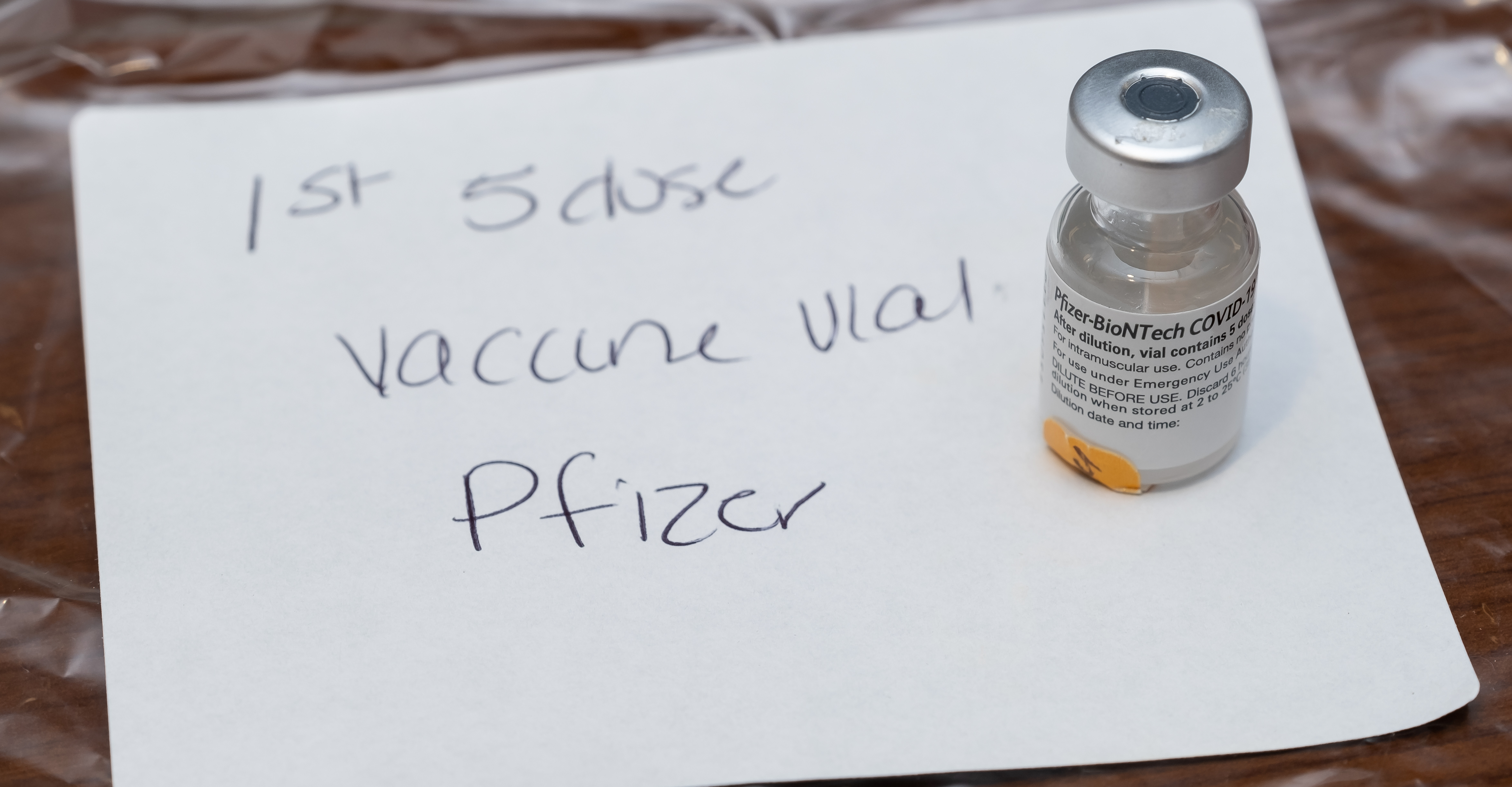 Flaconul cu prima doză de vaccin anti-COVID în SUA a devenit piesă de muzeu