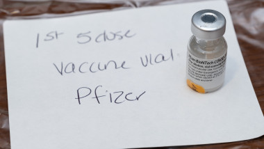 Prima doză de vaccin Pfizer administrată în SUA a devenit piesă de muzeu