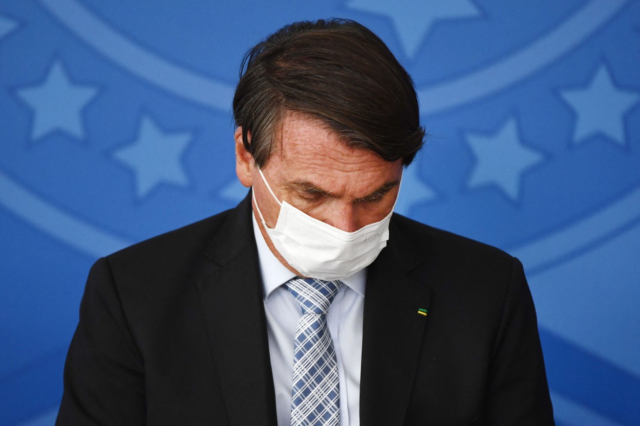 Brazilia depășește pentru prima dată pragul de 2.000 de morți într-o zi. Jair Bolsonaro apare cu mască în public, moment rarisim