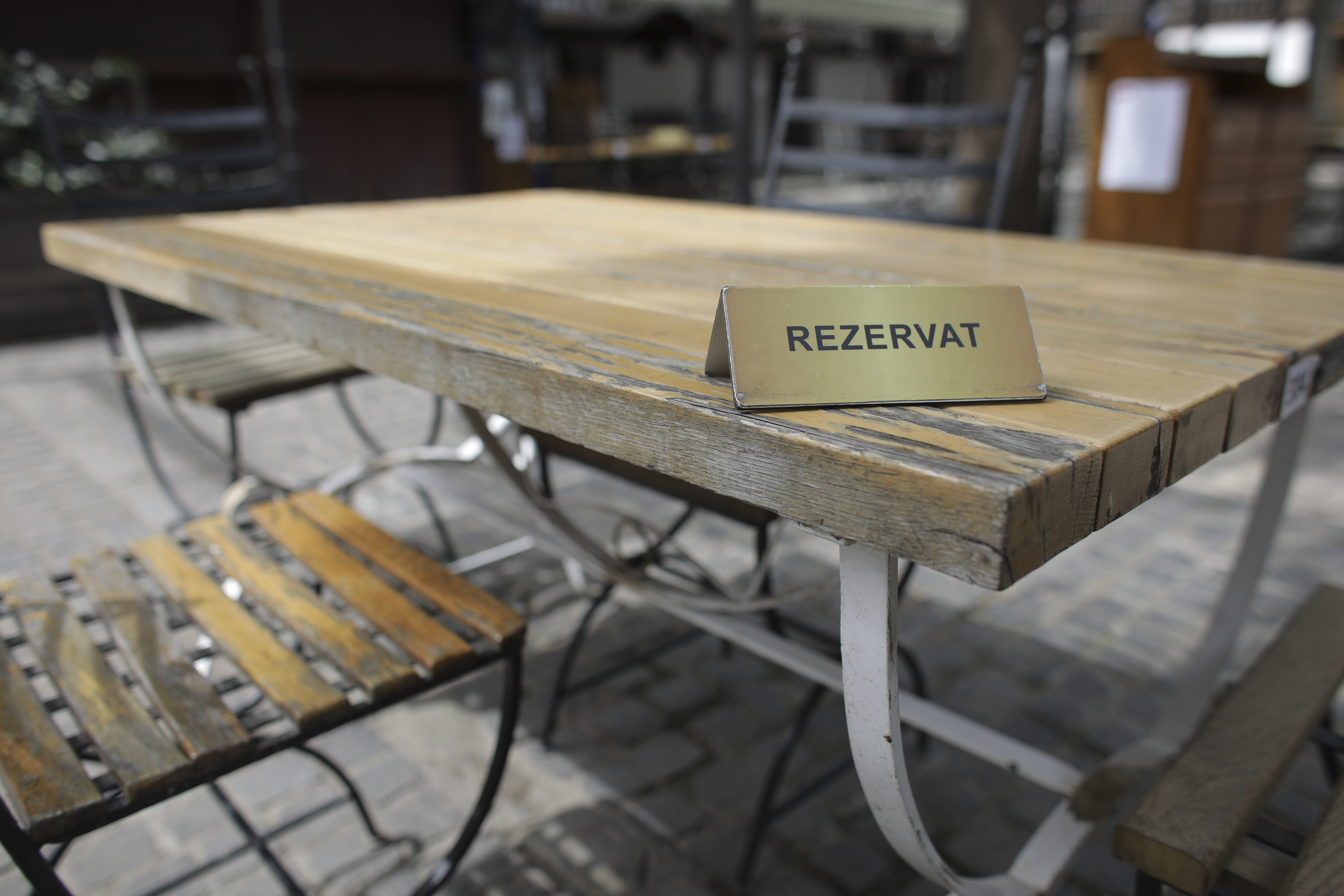 Guvernul vrea să prelungească scutirea de la plata impozitului specific în domeniul HoReCa până la vară
