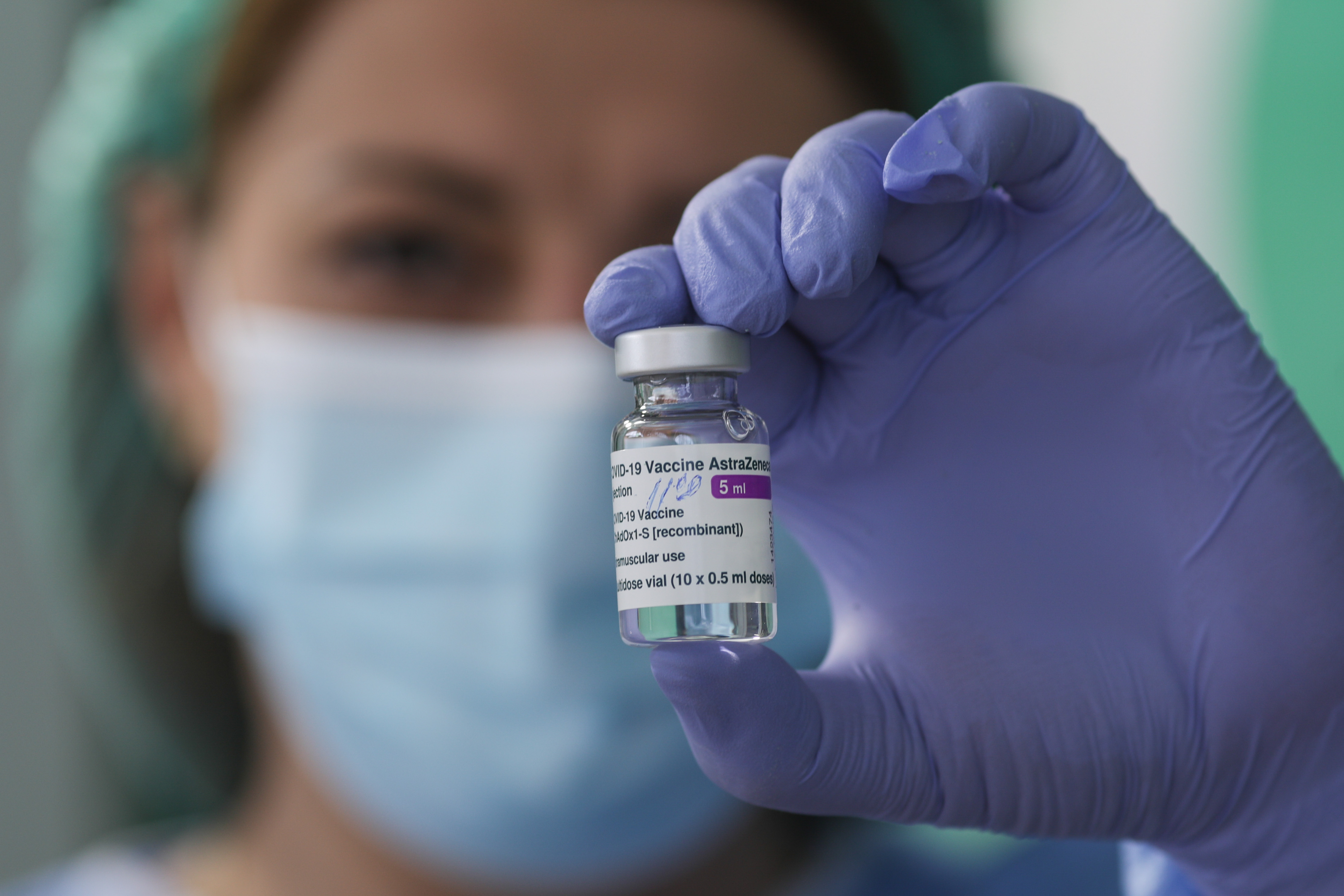 Vaccinurile reduc riscul de transmitere a virusului, arată datele unui studiu realizat un institut militar din SUA