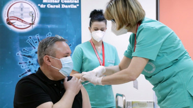 Ministrul Apărării, Nicolae Ciucă, se vaccinează anti-COVID,