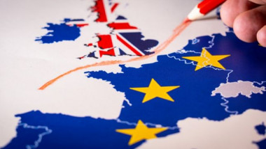 Desen cu Marea Britanie și Uniunea Europeană despărțite de o linie roșie.