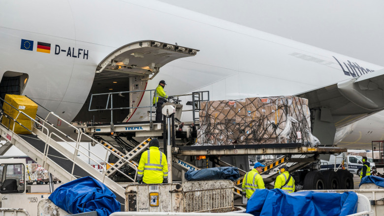 avion cargo transportă doze de vaccin anti-COVID