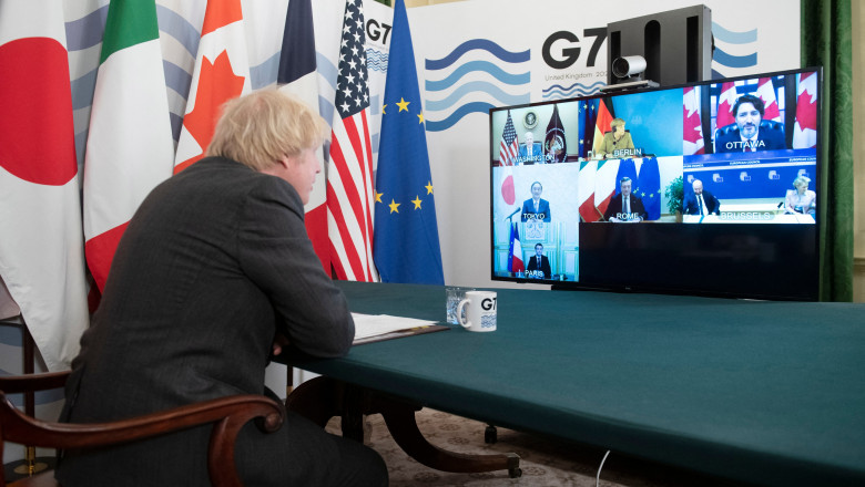 Boris Johnson vorbește la un summit G7 online.