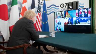 Boris Johnson vorbește la un summit G7 online.
