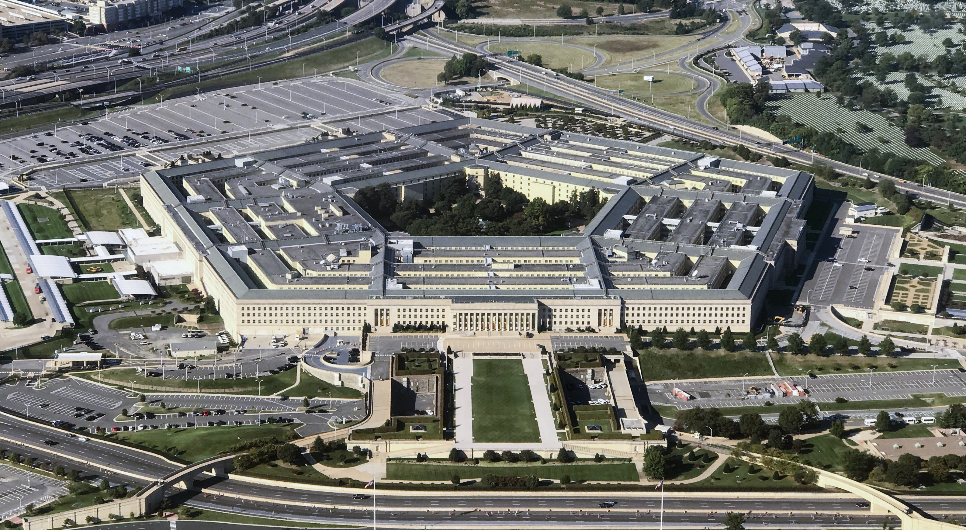 Fost membru US Navy SEAL, dezertor din armata SUA în 2019, ucis în Ucraina. Militarul era decorat pentru servicii în Irak şi Afganistan