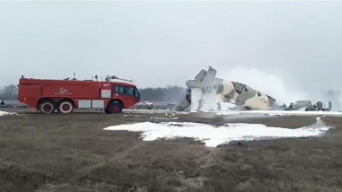 avion prabusit si stins cu spuma de o masina de pompieri