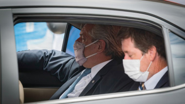 preşedintele argentinian, Alberto Fernandez, in masina
