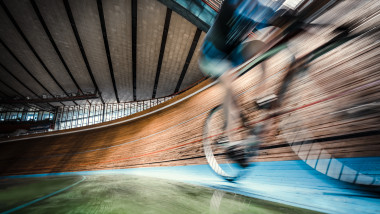 ciclist pe bicicleta in viteza pe un velodrom