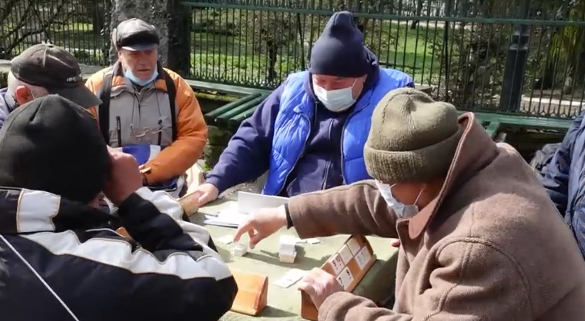 Valul trei și carantina, subiecte de șuetă pentru bucureșteni. Cum se fac calculele la cafea și un joc de rummy