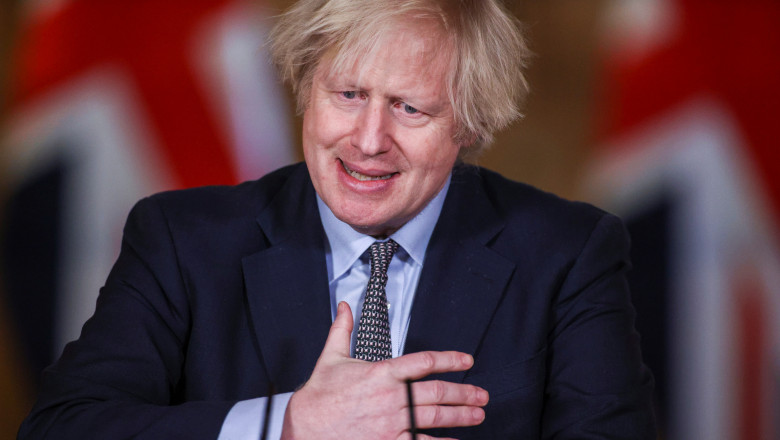 Boris Johnson cu mâna la piept.