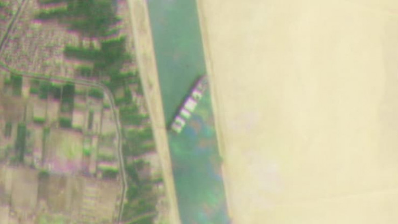 imagine din satelit cu nava blocata in canalul de suez