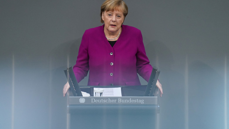 Angela Merkel, cu un taior mov, a vorbit în Bundestag, înaintea summitului Consiliului European.
