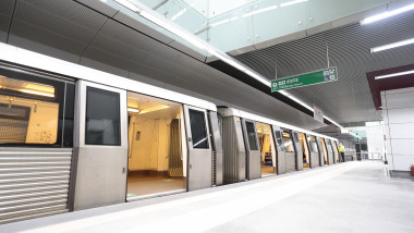 metroul din bucuresti, tren oprit in statie cu usile deschise