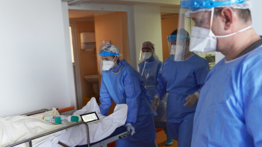Un pacient este transferat la terapie intensivă, la Spitalul de boli infecțioase din Cluj-Napoca.