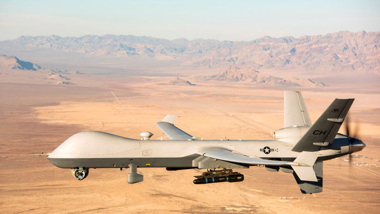 drona militara americana in zbor, deasupra desertului