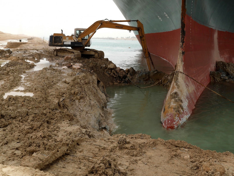 Eforturi uriașe pentru mutarea navei care blochează Canalul Suez