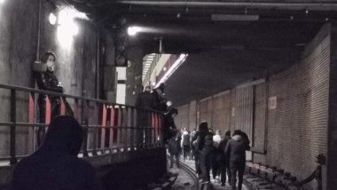 sindicalistii au blocat sinele de metrrou