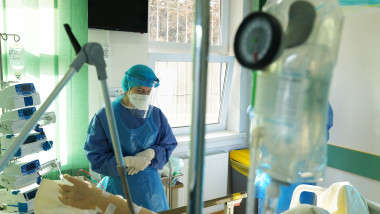 Un medic îngrijește un pacient aflat la terapie intensivă, infectat cu COVID, la Spitalul de boli infecțioase din Cluj-Napoca.