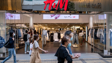Magazin H&M în Hong Kong, China. H&M e supusă unui boicot general în China după ce compania a refuzat să mai cumpere bumbac din regiunea Xinjiang