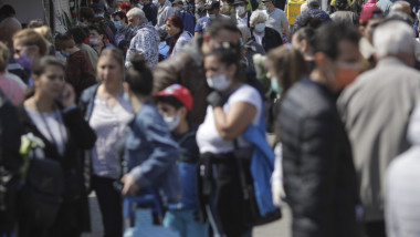 Oameni cu mască de protecție în spațiul public deschis