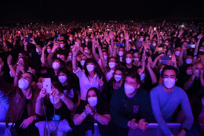 5.000 de oameni au participat la un concert rock în Barcelona, în plină pandemie.