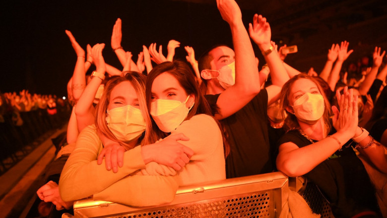 5.000 de oameni au participat la un concert rock în Barcelona, în plină pandemie.