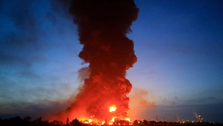 Flacari uriase se vad pe cer in urma unui incendiu la o rafinarie importanta din indonezia