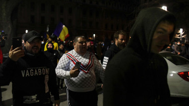 Mai multe persoane participa la un protest în București faț de noile restricții