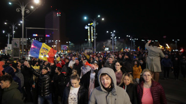 În Bucureşti, în Piaţa Universităţii, sute de oameni s-au adunat să protesteze faţă de restricţiile impuse de autorităţi.