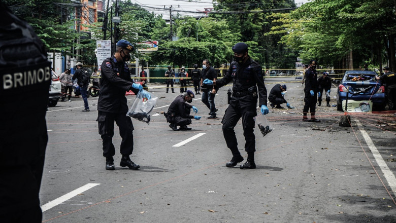 politistii fac investigatii in urma unui atentat sinucigas