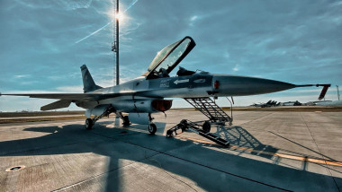 avion F-16 din dotarea Forțelor Aeriene Române pe pistă, la baza aeriană Borcea