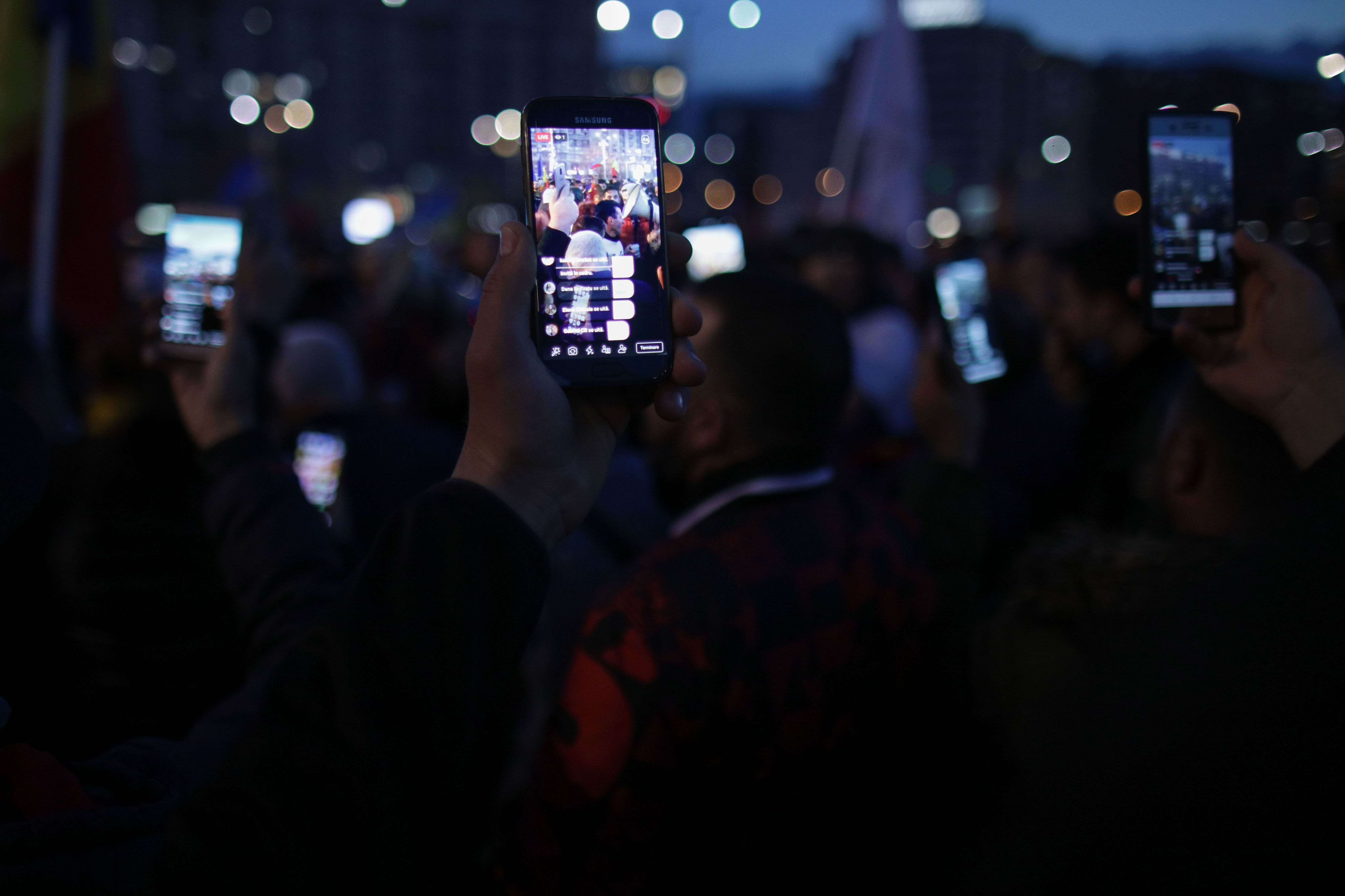 Tensiune In PiaÈ›a Victoriei Protestatarii Au Aruncat Cu Petarde È™i Sticle Au Fost ViolenÈ›e In Mai Multe OraÈ™e ReacÈ›ia Jandarmeriei Digi24