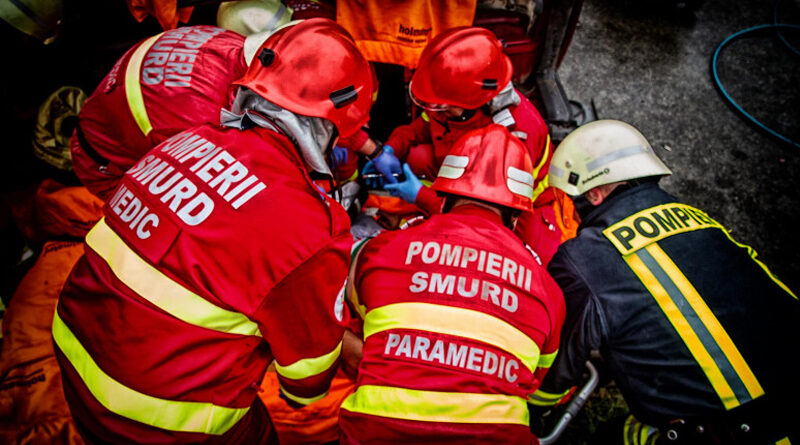 Un mort și opt răniți după ce un microbuz și un camion s-au ciocnit pe un drum din Mureș