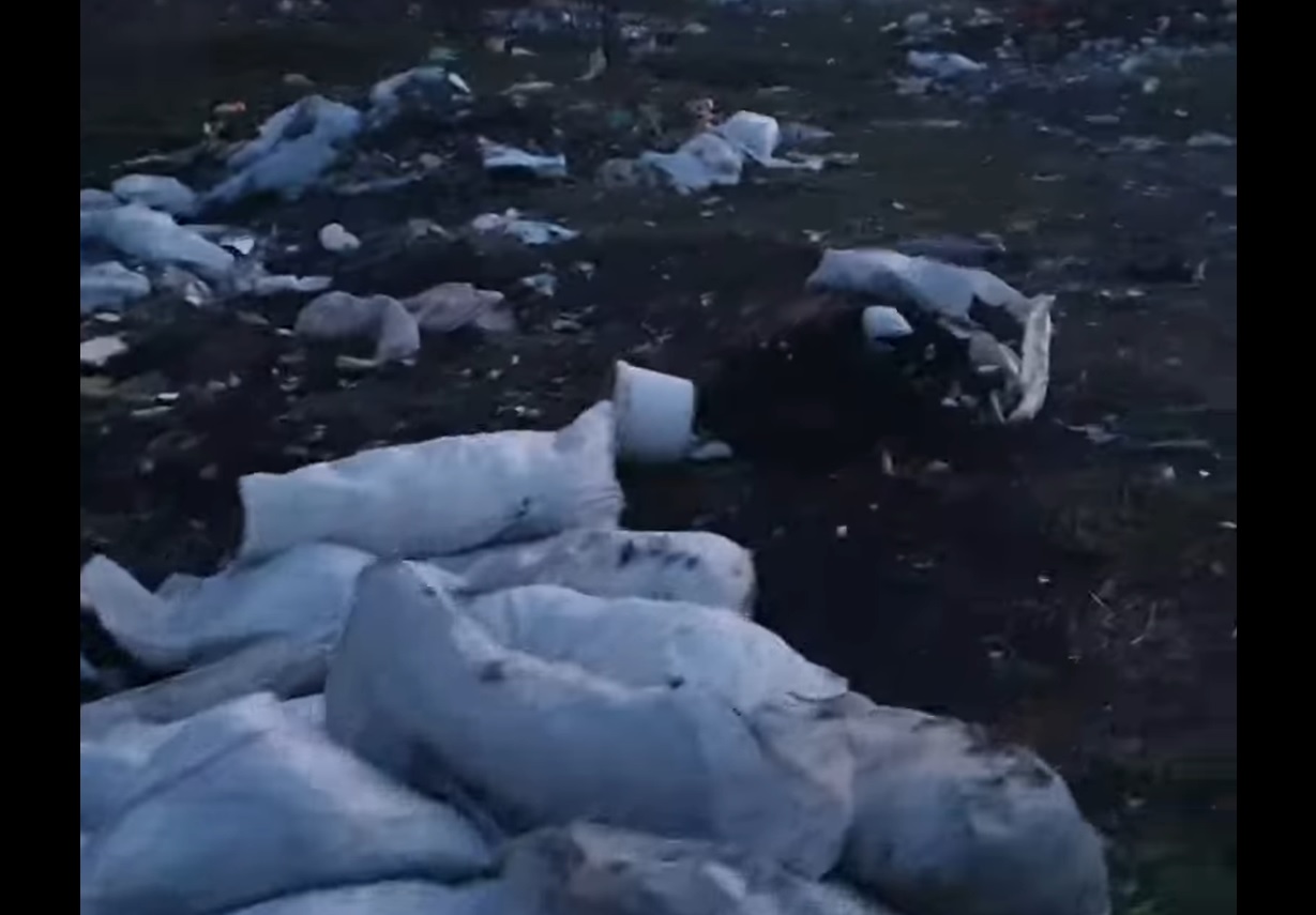 Câmp plin de deșeuri în apropiere de București, pregătit pentru incendiere. Șeful Gărzii de Mediu: Urmează să identificăm sursele