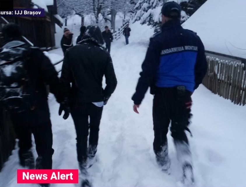 Un bărbat din județul Brașov a amenințat că se aruncă de pe o stâncă. Cum l-au salvat jandarmii
