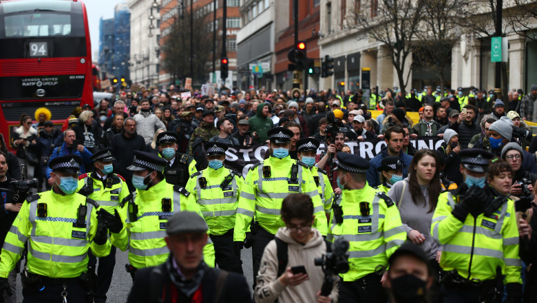 politisti britanici si multime de oameni