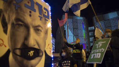 protest anti-netanyahu afis cu netanyahu cu gura acoperita de o masca