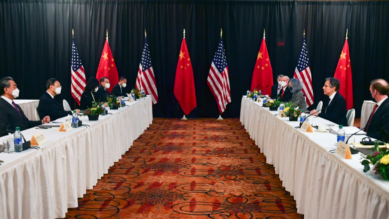 delegatia chineza de la masa din stanga discuta cu delegatia americana la masa din dreapta