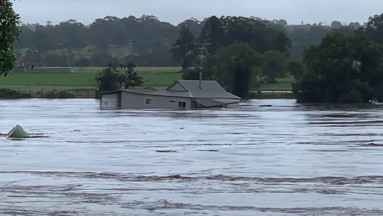 O casă purtată de un râu inundat din cauza ploilor torențiale în Australia.