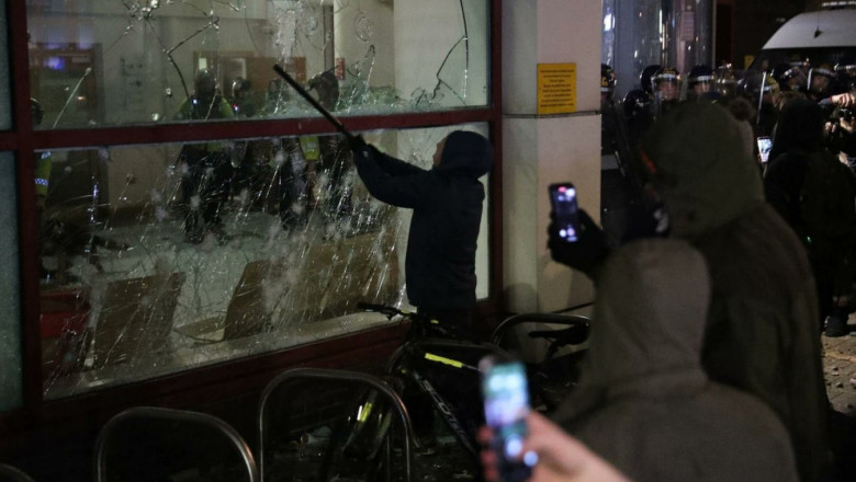un protestatar sparge geamurile unei institutii in bristol